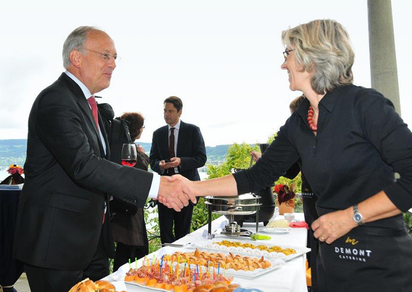 Johann Schneider-Ammann und Marlies Demont geben sich die Hand